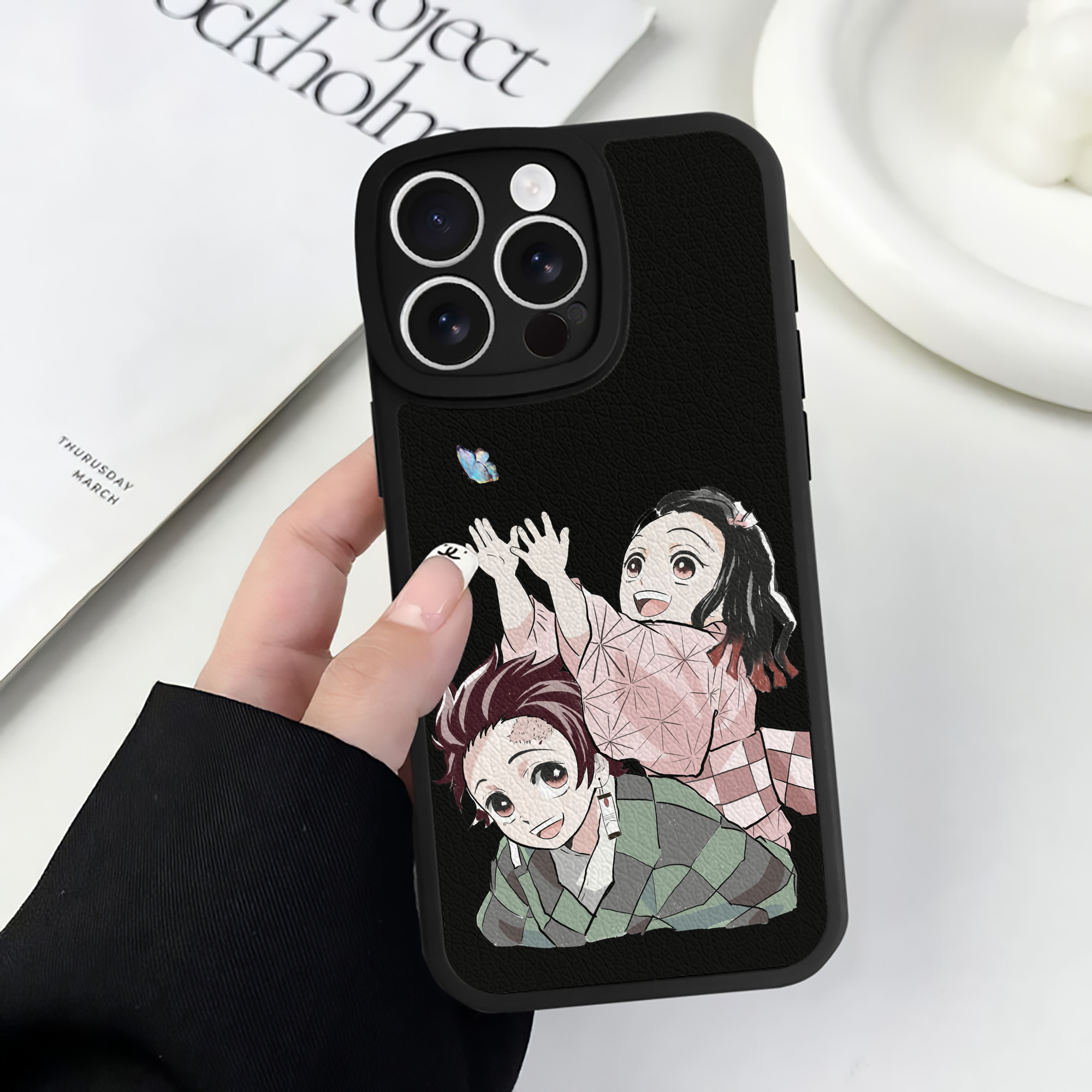 （画像用） 鬼滅の刃（きめつのやいば）竈門 禰󠄀豆子／かまど ねずこ Kamado Nezuko 【iPhone 16シリーズ対応】シリコンスマホケース（レザー調） 材質：シリコン